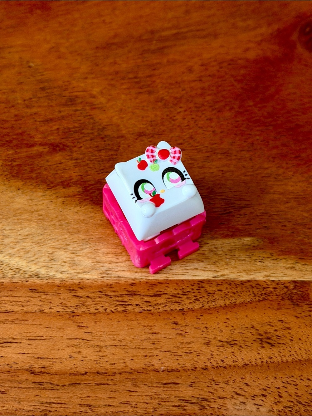Clickeez Series 1 Hello Kitty and Friends Fruity Picnic APPLEKITTY!!